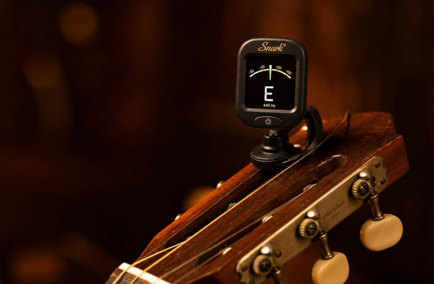 Com afinar la guitarra (i per què sempre es desafina)